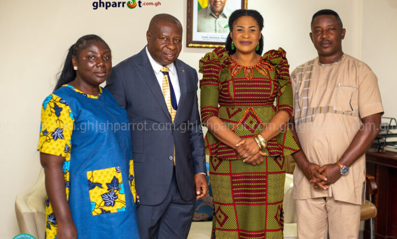 Ebi Bright, Tema Mayor